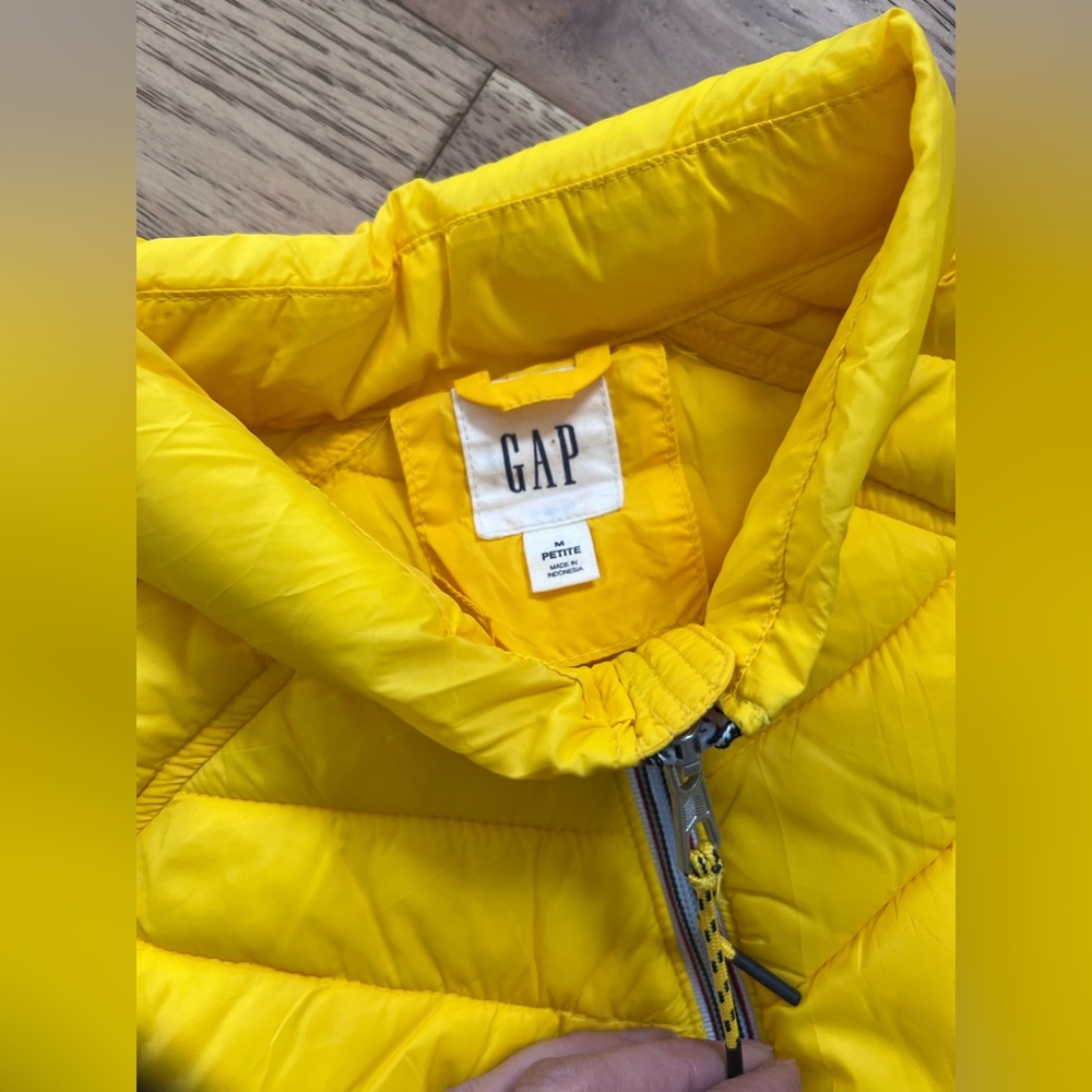 Gap Petite light puffer vest yellow